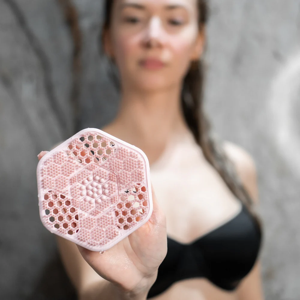 Foam Sculpt Pad 2w1 dysk z rączką do mycia i masażu ciała Pink - Image 2