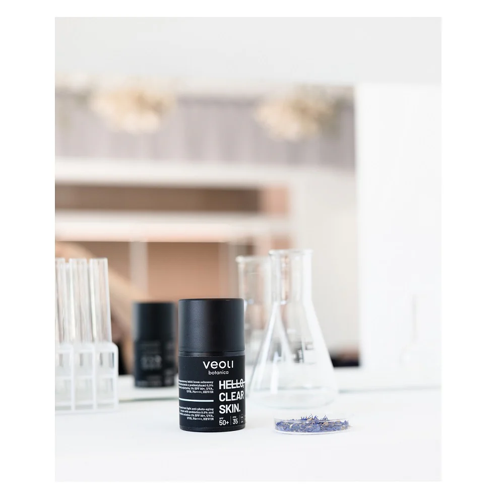 Hello Clear Skin szerokopasmowy lekki krem ochronny przeciw fotostarzeniu z prebiotykami 0.5% i wąkrotą azjatycką 1% SPF50+ 50ml - Image 3