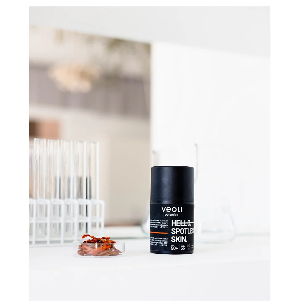 Hello Spotless Skin szerokopasmowy lekki krem ochronny przeciw fotostarzeniu z ekstraktem z morwy białej 1% i tetraizopalmitynianem askorbylu SPF50+ 50ml - Image 2